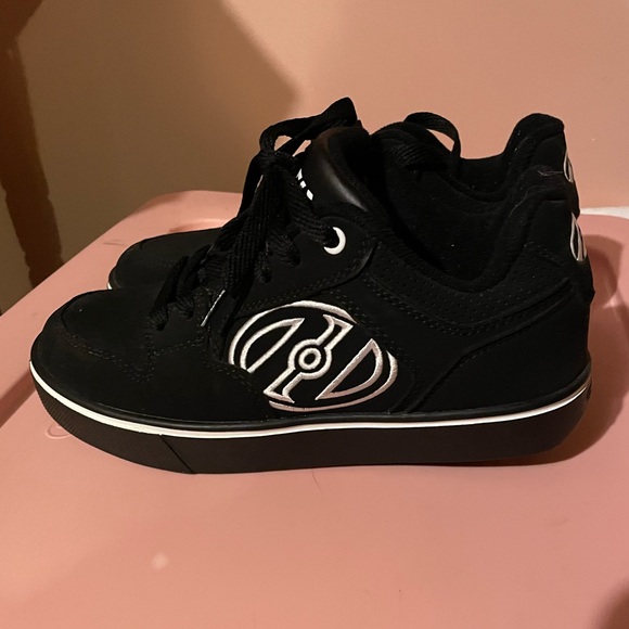 SKATER SHOES! HEELYS BRAND  SIZE 4 youth-pre owned - Picture 6 of 9